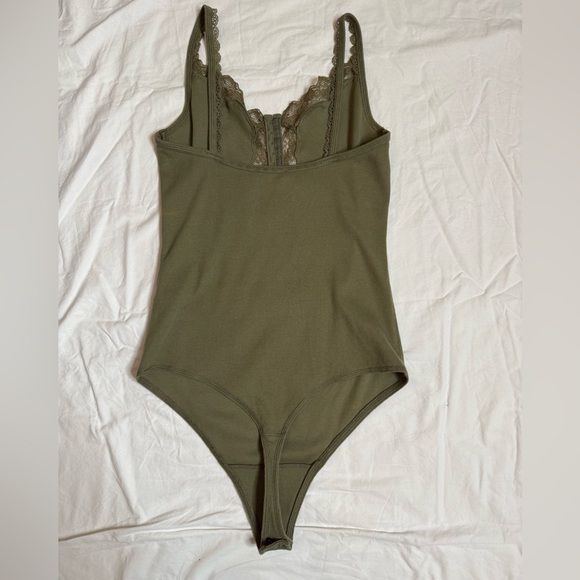 Abercrombie & Fitch Bodysuit - Women’s Size Large - Picture 2 of 3